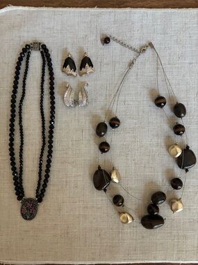 Elegant Vintage Costume Jewelry Mixed: 2 Necklaces and 2 Clip on Earrings
